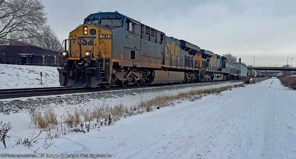 CSX 791 leads M370.